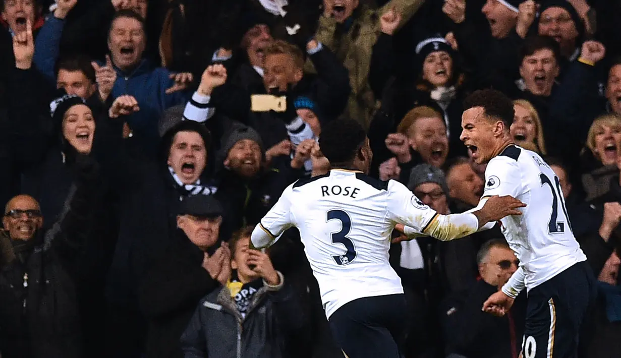 Gelandang Tottenham, Dele Alli, merayakan gol yang dicetaknya ke gawang Chelsea. Kemenangan ini mengantar Spurs naik ke posisi tiga sementara Chelsea tetap berada di puncak klasemen. (AFP/Ikimages)
