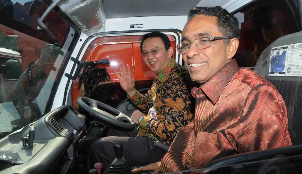 Penyerahan 14 truk sampah merk Isuzu Elf Model CC trucks itu berlangsung di Balai Kota DKI Jakarta, (18/9/14). (Liputan6.com/Herman Zakharia)
