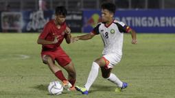 Gelandang Timnas Indonesia U-16, Mochamad Faizal, berebut bola dengan pemain Brunei Darussalam pada laga babak Kualifikasi Piala AFC U-16 2020 di Stadion Madya, Jakarta, Jumat (20/9). Indonesia menang 8-0 atas Brunei. (Bola.com/Yoppy Renato)
