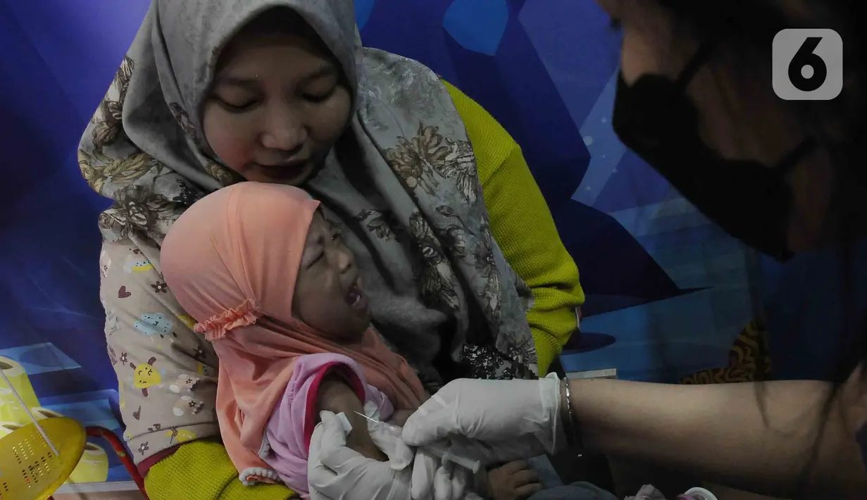 Vaksin rotavirus berfungsi untuk mencegah infeksi rotavirus penyebab diare, muntaber atau gastroenteritis, yang ditujukan bagi bayi yang baru lahir hingga berusia 2 bulan.  (merdeka.com/Imam Buhori)