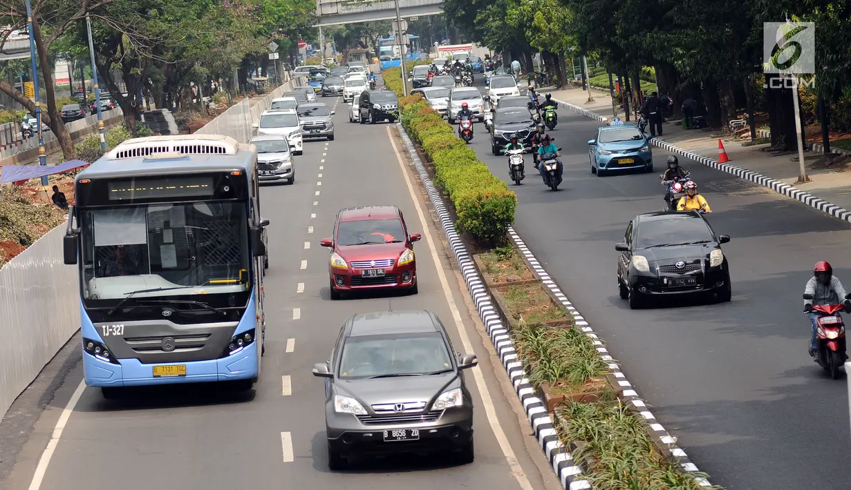 Pengendara melintasi Jalan Rasuna Said, Jakarta, Selasa (8/8). Rencananya, pemberlakukan sistem ganjil genap di Jalan Rasuna Said akan diuji coba pada September 2017 mendatang. (Liputan6.com/Helmi Fithriansyah)