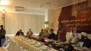 Pimpinan Pusat Studi Al Quran, M Quraish Shihab memberikan sambutan saat menerima kunjungan Grand Sheikh Al Azhar, Ahmed Al-Thayyeb di Pondok Cabe, Tangerang, Selasa (23/2/2016). Ahmed Al-Thayyeb meninjau langsung PSA. (Liputan6.com/Helmi Fithriansyah)