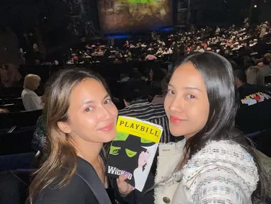 Pevita Pearce dan Anya Geraldine saat nonton Broadway di New York. (Foto: Instagram/ @pevpearce).