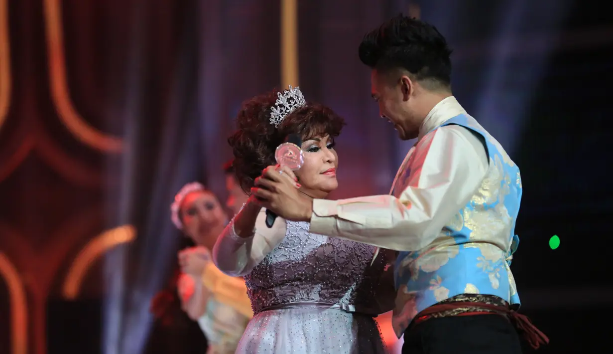 Perjuangan Mpok Atiek di D'Academy Celebrity 2 harus terhenti lantaran kalah bersaing dengan pemeran Evan Sanders. Meski penampilannya sempat membaik daripada sebelumnya. (Adrian Putra/Bintang.com)