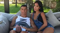 Rona bahagia masih terasa di kehidupan Cristiano Ronaldo karena dikaruniai anak kembar. Namun ternyata kabar bahagia nampaknya akan kembali menyelimuti Cristian dan kekasih, Georgina Rodriguez. (Instagram/cristiano)
