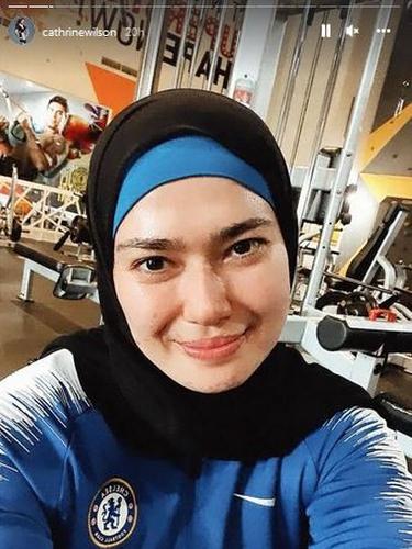 6 Potret Catherine Wilson Tampil Pakai Hijab Usai Pulang dari Umrah, Banjir Pujian