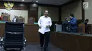 Bupati Hulu Sungai Tengah (HST) nonaktif, Abdul Latifusai menjalani sidang pembacaan tuntutan di Pengadilan Tipikor, Jakarta, Senin (6/8). Abdul Latif dituntut hukuman pidana selama 8 tahun dan denda Rp 600 juta. (Liputan6.com/Helmi Fithriansyah)