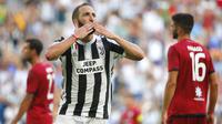 Striker Juventus, Gonzalo Higuain, merayakan gol ke gawang Cagliari pada pertandingan perdana Serie A 2017-2018, di Stadion Allianz, Turin, Minggu (19/8/2017). (AFP/Marco Bertorello). 