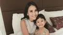 Hal tersebut dapat dilihat dari beberapa postingan foto yang ada di akun Instagram pribadinya. Ia kerap membagikan momen kebersamaannya dengan Bilqis. (Foto: instagram.com/ayutingting92)