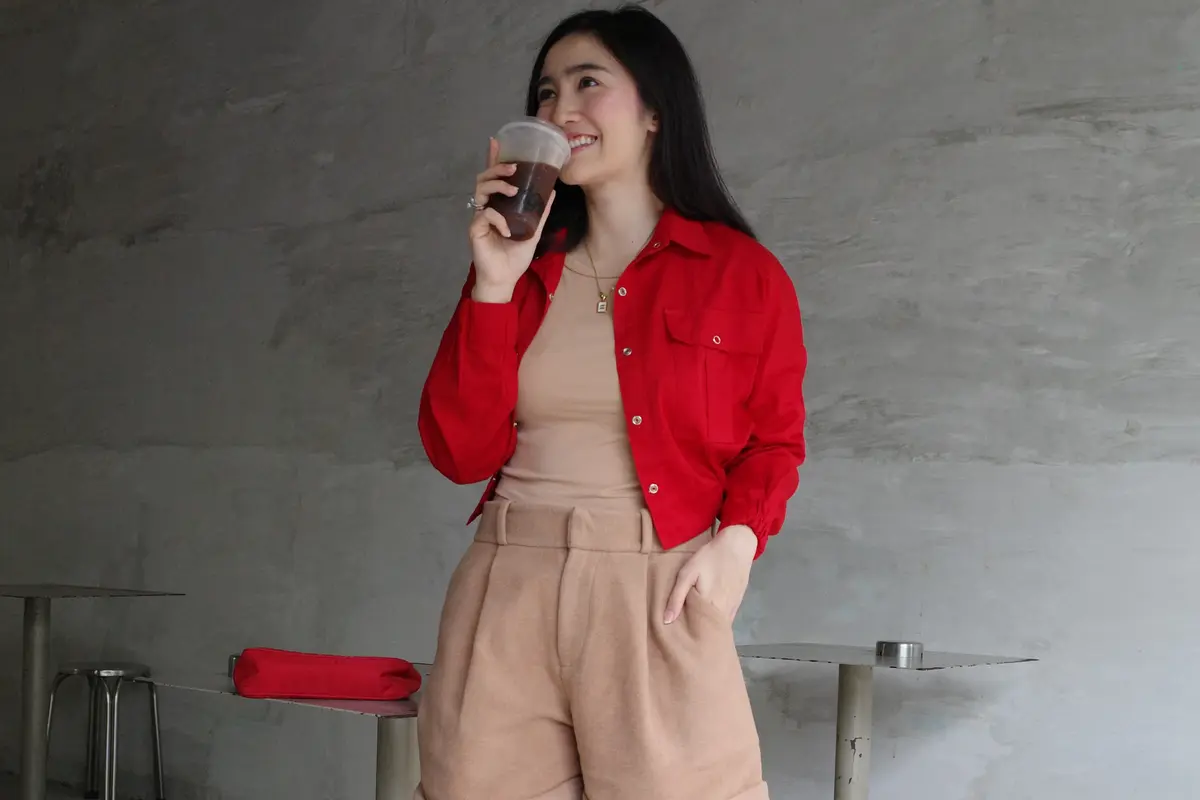 Inspirasi OOTD Imlek Anti-Mainstream Pakai Sneakers
