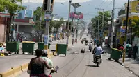 Tempat sampah memblokir jalan raya saat terjadi protes krisis bahan bakar di Port-au-Prince, Haiti, Senin (16/9/2019). Krisis bahan bakar menyebabkan transportasi umum tidak beroperasi. (AP Photo/Dieu Nalio Chery)