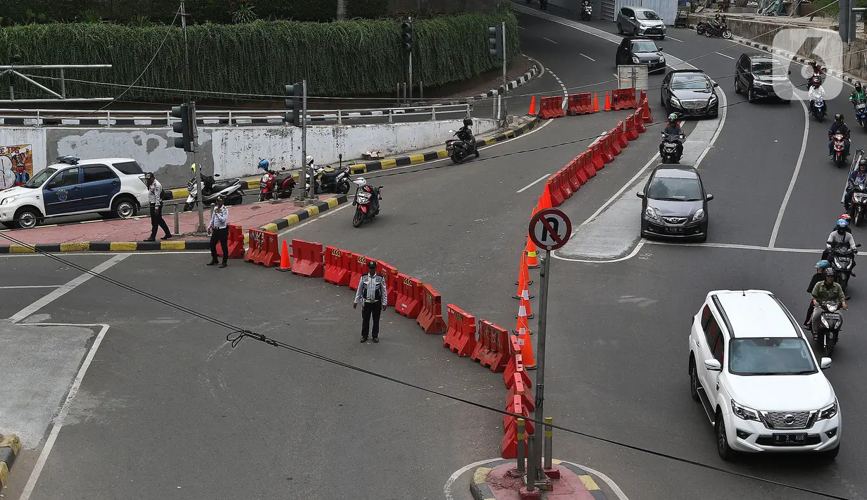 Pengendara kendaraan bermotor melintas saat diberlakukan uji coba rekayasa lalu lintas Sistem Satu Arah (SSA) di Jalan Margono Djoyohadikoesoemo, Jakarta, Sabtu (15/12/2019). Uji coba tersebut berlangsung hingga 19 Desember 2019 mendatang. (Liputan6.com/Johan Tallo)