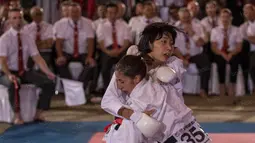 Karateka Jepang, Karen Fujimura, berhasil mengalahkan karateka Italia, Daphne Rebolho. Fujimara berhasil meraih gelar Grand Master putri Kejuaraan Dunia Karate SKIF 2016. (Bola.com/Vitalis Yogi Trisna)