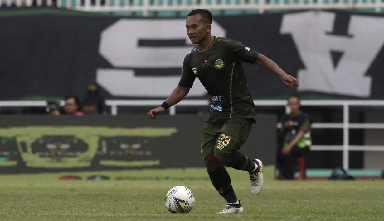 3. Wawan Febrianto (Tira Persikabo) - Gelandang berusia 25 tahun ini tampil apik bersama Tira Persikabo di musim ini. Wawan terlibat dalam 15 laga Tira Persikabo dengan torehan enam gol dan lima assists. (Bola.com/Yoppy Renato)