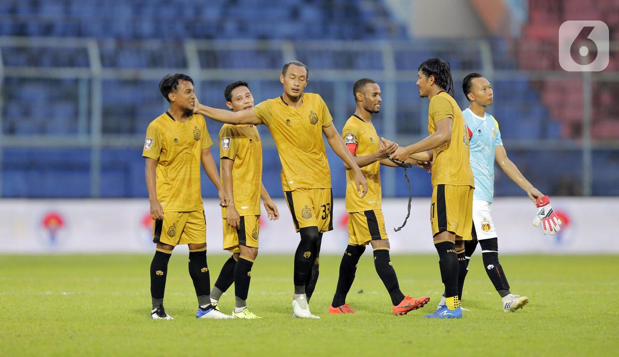 Ekspresi pemain Bhayangkara Solo FC setelah menang 1-0 atas Borneo FC Samarinda dalam pertandingan babak penyisihan Piala Menpora 2021 di Stadion Kanjuruhan, Malang, Jawa Timur, Senin (22/3/2021). (Bola.com/Arief Bagus)