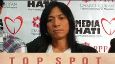 Beredar kabar keluarnya abdee negara dari slank sontak mengejutkan para penggemarnya.Abdee yang selama ini menjadi bagian napas alunan gitar terpaksa harus hengkang dari slank yang lebih dari 10 tahun membesarkan namanya.