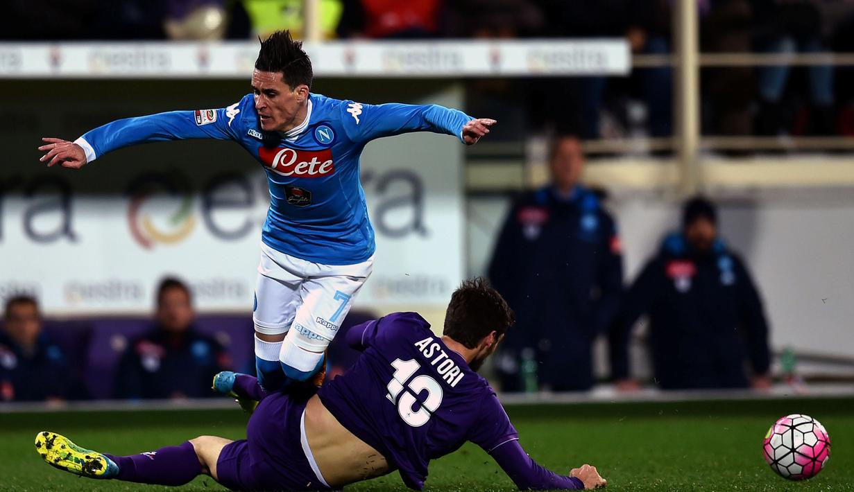 Pemain Napoli, Jose Maria Callejon(kiri), berebut bola dengan pemain Fiorentina, Davide Astori, dalam laga Serie A Italia di Stadion Artemio Franchi, Firenze, Selasa (1/3/2016) dini hari WIB. (AFP/Alberto Pizzoli)