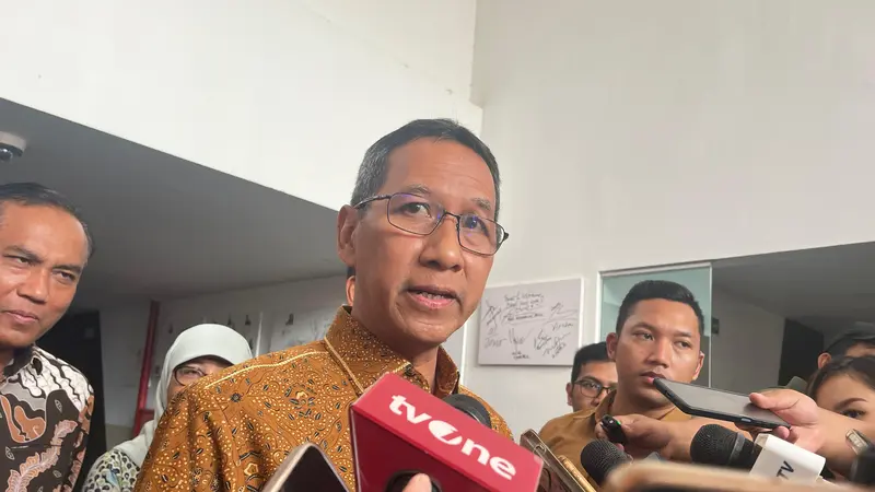 Penjabat (Pj) Gubernur Heru Budi Hartono usai menghadiri pertemuan dengan kepala sekolah se-Jakarta di Jakarta International Velodrome, Jakarta Timur, Minggu (21/7/2024).