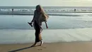 Istri Egy Maulana Vikri begitu menikmati suasana pantai. Ia terlihat senang bisa menginjak pasir pantai dengan kaki telanjang. Foto ini pun banjir like dari warganet. (Liputan6.com/IG/adiba.knza)