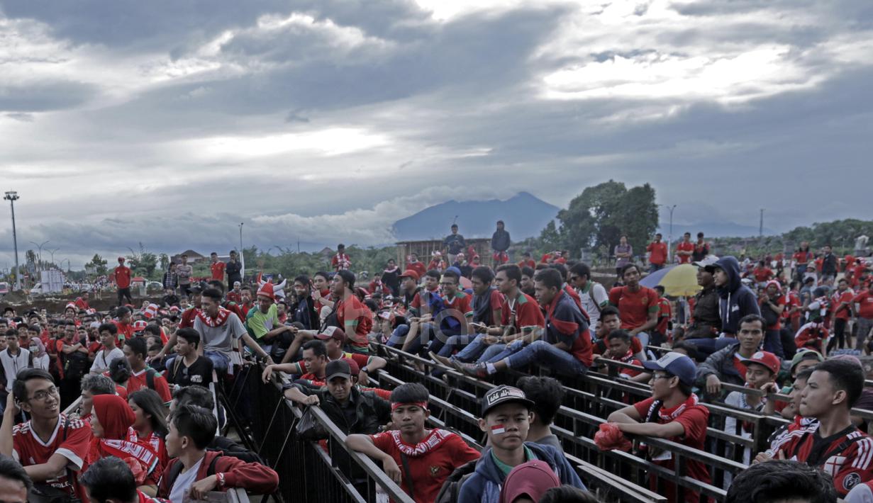Suporter Timnas Indonesia memadati pintu masuk Stadion Pakansari, Bogor, (03/12/2016). (Bola.com/Peksi Cahyo)