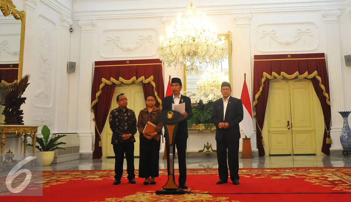 Presiden Jokowi memberikan keterangan pers mengenai kuota haji di Istana Merdeka, Rabu (11/1). Kuota Haji 2017 mendapatkan kenaikan sebesar 10.000, yang sebelumnya 211.000 kuota menjadi 221.000 kuota. (Liputan6.com/Angga Yuniar)