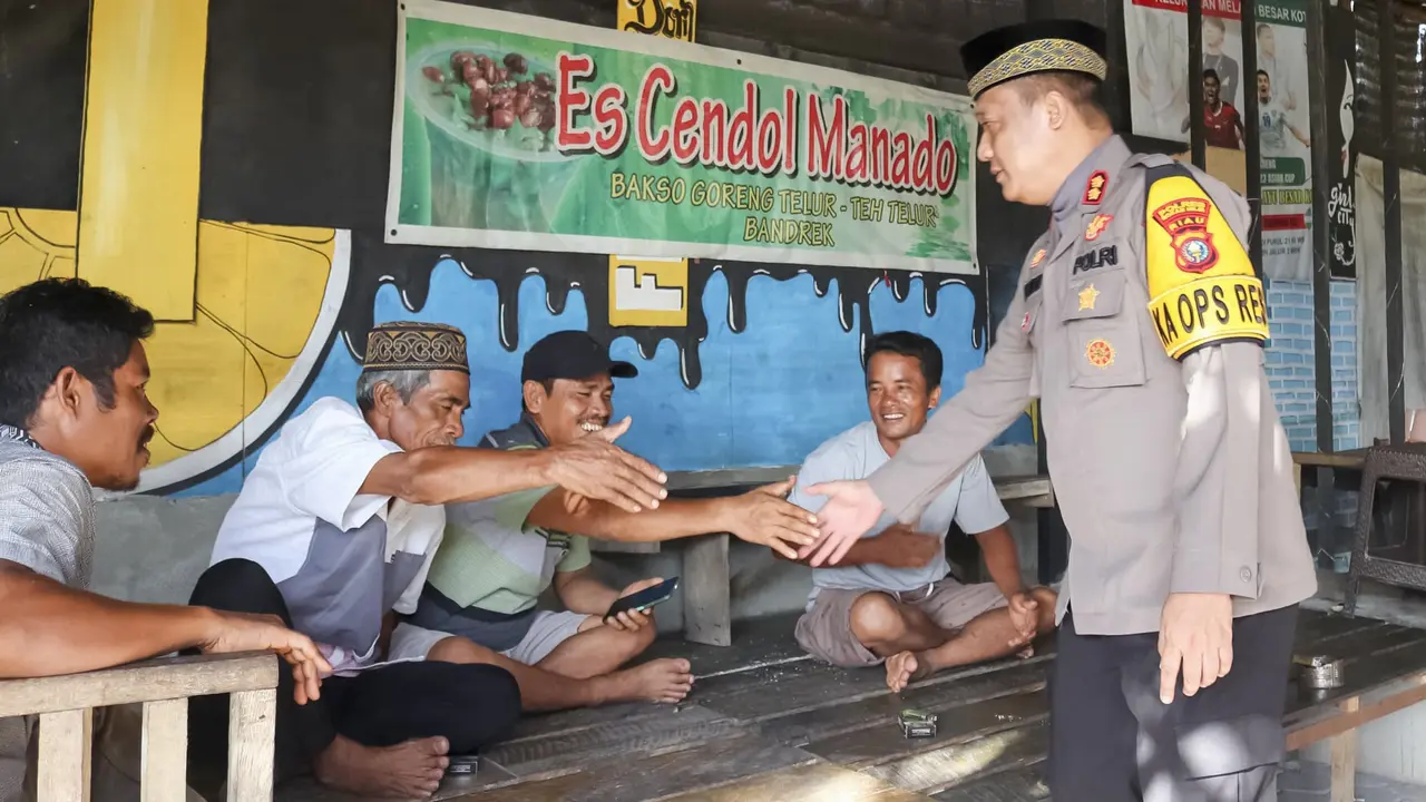 Kapolres Rokan Hilir menyalami warga yang ditemuinya untuk menjalin silaturahmi.