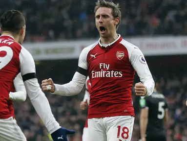 Eskpresi bahagia pemain Arsenal, Nacho Monreal (kanan) saat mencetak gol ke gawang Crystal Palace pada lanjutan Premier League di Emirates stadium, London, (20/1/2018). Arsenal menang 4-1. (AP/Frank Augstein)