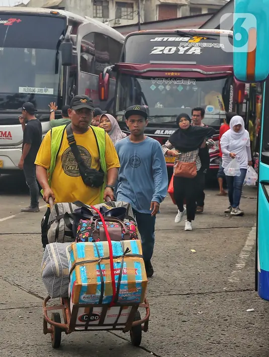 Saat ini, dalam sehari rata-rata ada 150 bus yang diberangkatkan dari Terminal Kalideres Jakarta Barat menuju sejumlah kota di Pulau Jawa dan Sumatera. (Liputan6.com/Angga Yuniar)