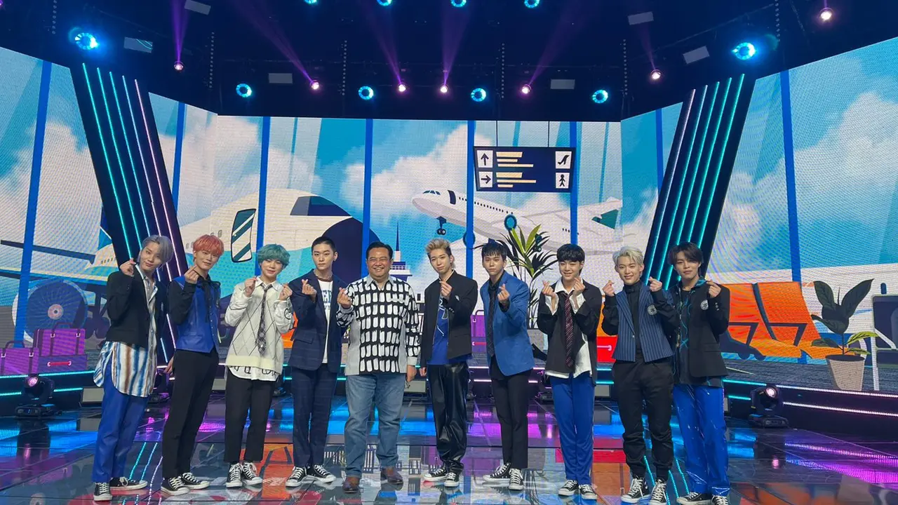 Duta Besar Republik Indonesia untuk Korea Selatan, Umar Hadi saat menjadi tamu kehormatan pada Konser Dunia Bebas Kontak (World Tour Contact-Free) bintang pop Korea (K-Pop) (19/04/2021).