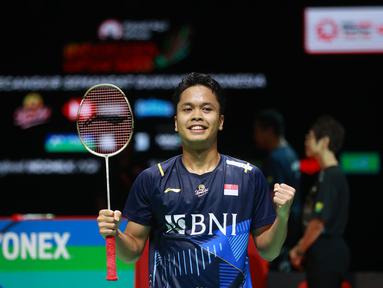 Ekspresi tunggal putra Indonesia, Anthony Sinisuka Ginting, setelah mengalahkan wakil China, Li Shi Feng, dalam pertandingan semifinal Indonesia Open 2023 yang berlangsung di Istora Senayan, Sabtu (17/6/2023). Ginting berhasil mengalahkan Li Shi Feng dengan skor 21-17, 21-15 dalam kurun waktu 51 menit. (Bola.com/M Iqbal Ichsan)