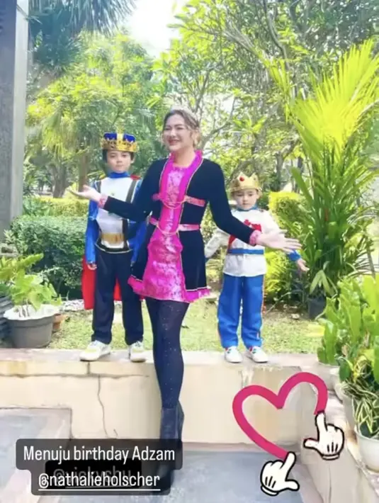 Vicky Shu tampil totalitas mengenakan mini dress lengan panjang hitam dan pinknya dipadukan legging hitam. Kedua anaknya pun tampil dengan kostum raja dan ratu. [@vickyshu]
