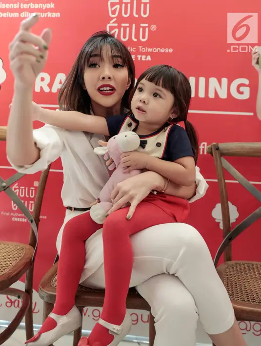 Keakraban selebritas Gisella Anastasia bersama sang anak Gempita Nora Marten saat menghadiri pembukaan stan produk minuman di Jakarta, Jumat (23/3). Gisel mengaku bahwa Gempi menyaingi ketenarannya sebagai pesohor hiburan. (Liputan6.com/Faizal Fanani)