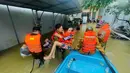 Polisi mengevakuasi warga setempat dari banjir di Hue, Vietnam, Selasa, 28 Oktober 2025. Lebih dari 8.600 orang di wilayah tengah Vietnam telah dievakuasi ke sekolah dan gedung-gedung umum sejak Sabtu (25/10/2025) karena ancaman banjir besar dan tanah longsor. (Nguyen Van Ly/VNA via AP)
