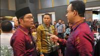Gubernur DKI Jakarta Anis Baswedan berbincang dengan Gubernur Jawa Barat Ridwan Kamil
