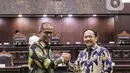 Ketua Mahkamah Konstitusi (MK) terpilih Suhartoyo (kanan) berjabat tangan dengan Wakil Ketua MK Sadil Isra (kiri) usai memberikan keterangan pers di Gedung Mahkamah Konstitusi, Jakarta, Kamis (9/11/2023). (Liputan6.com/Angga Yuniar)