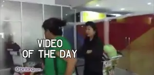 Seorang ibu mengamuk di bandara Kualanamu sumatera utara (27/5).