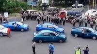 Ratusan sopir di Denpasar, Bali, taksi men-sweeping taksi online.