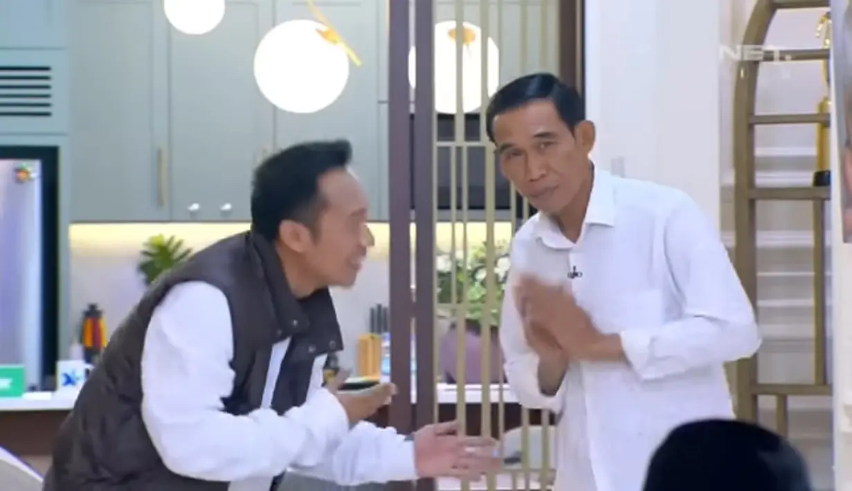 Denny Cagur menyambut Jokowi KW. Tampak pria yang mirip  ayah Kaesang itu juga berdandan sama seperti orang nomor satu di Indonesia. [Youtube/Ini Talk Show]