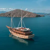 Kapal pinisi, The Maj Oceanic saat berlayar. The Maj Oceanic mengombinasikan desain tradisional dan modern memberi pengalaman pelayaran tak terlupakan. Ditambah 6+1 suite berstandar resor, kapal pinisi ini siap mengantar anda menjelajahi Taman Nasional Komodo dan Raja Ampat. (dok. The Maj Oceanic)