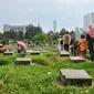 Warga menziarahi makam keluarganya di TPU Karet Bivak, Jakarta, Minggu (29/5/2016). Sudah menjadi tradisi, warga Jakarta menziarahi makam keluarga menjelang Ramadan. (Liputan6.com/Yoppy Renato)