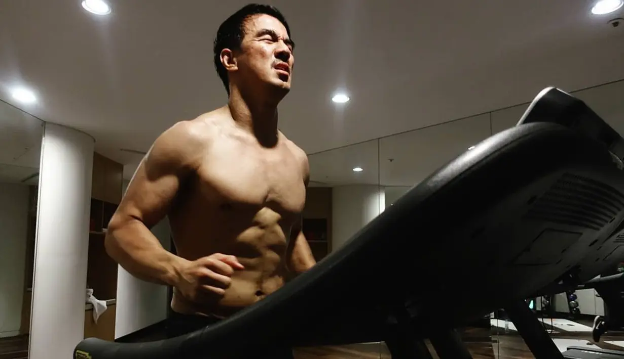 Pada salah satu postingan foto di Instagram, Joe Taslim tampak sedang bertelanjang dada. Ia terlihat sedang berolahraga di atas treadmill. (Foto: instagram.com/joe_taslim)