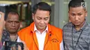 Tersangka anggota DPR Fayakhun Andriadi mengenakan rompi tahanan seusai diperiksa di Gedung KPK, Jakarta, Rabu (28/3). Fayakhun Andriadi diperiksa terkait kasus dugaan suap dalam pembahasan dan pengesahan RKA-K/L Bakamla. (Liputan6.com/Herman Zakharia)