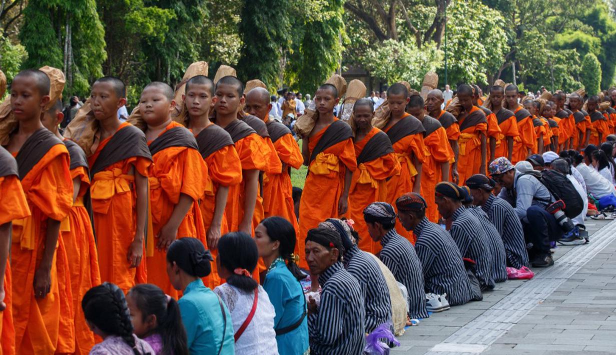 Selama pelaksanaan Pabbajja Samanera, berbagai rangkaian kegiatan dilaksanakan, seperti upacara pemotongan rambut, upacara pentahbisan Pabbajja Samanera, Pindapatta, Candle Light Sangha Dana, dan Penerbangan Lampion. Rangkaian ini ditutup dengan prosesi Thudong. (DEVI RAHMAN/AFP)