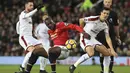 Pemain Manchester United, Romelu Lukaku (tengah) berebut bola dengan dua pemain Burnley  pada lanjutan Premier League di Old Trafford,  Manchester (26/12/2017).  MU bermain imbang 2-2. (AFP/Lindsey Parnaby)