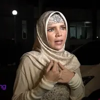 Dewi Sandra memiliki target yang ia ingin gapai di tahun 2016 nanti. Ia ingin memperdalam ilmu agama yang masih harus ia pelajari. Selain itu, ia memiliki impian untuk menjalankan ibadah haji pada tahun mendatang.