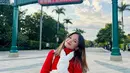 Selain berkeliling di pusat kota Hongkong, salah satu destinasi yang dikunjungi Bella adalah Disneyland Hongkong. Ia menikmati wahana seru dan dekorasi khas Imlek di taman hiburan tersebut. Momen liburannya pun menjadi semakin menyenangkan dan berkesan. (Liputan6.com/IG/@bellagap)