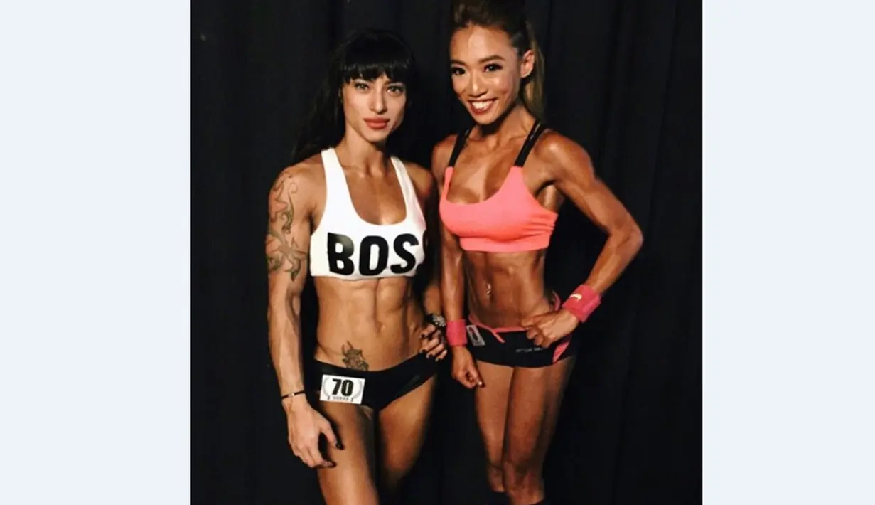 Monica Sinatra (kiri) bersama salah satu peserta Kejuaraan binaraga NABBA/WFF. (Bola.com/Instagram/Monicasinatra)