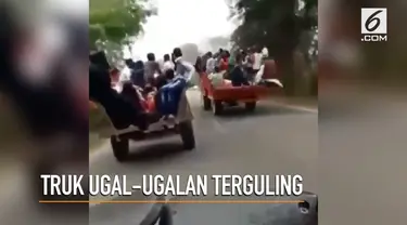 Sebuah truk yang membawa sejumlah penumpang terguling setelah ugal-ugalan di jalan raya.