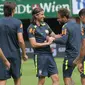 Pemain Brasil, Neymar, bercanda dengan rekannya Filipe Luis saat latihan di Stadion Ernst Happel, Wina, Sabtu (9/6/2018). Latihan ini merupakan persiapan jelang laga ujicoba melawan Austria. (Bola.com/Reza Khomaini)