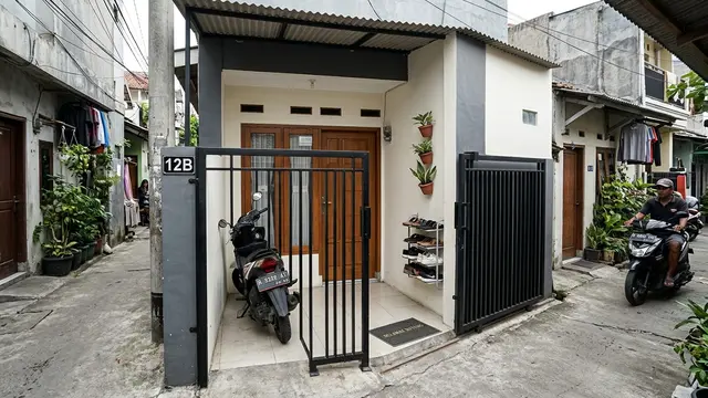 Inspirasi Pagar Minimalis untuk Teras Kecil di Gang Sempit. AI Generated